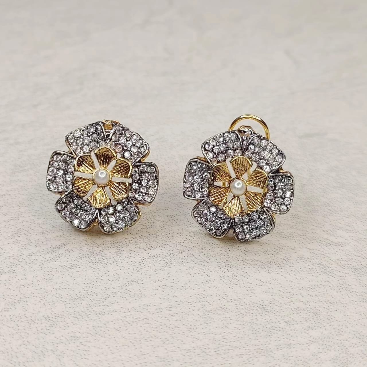 Gold polish studs with original stone, original judao work/mnt-98